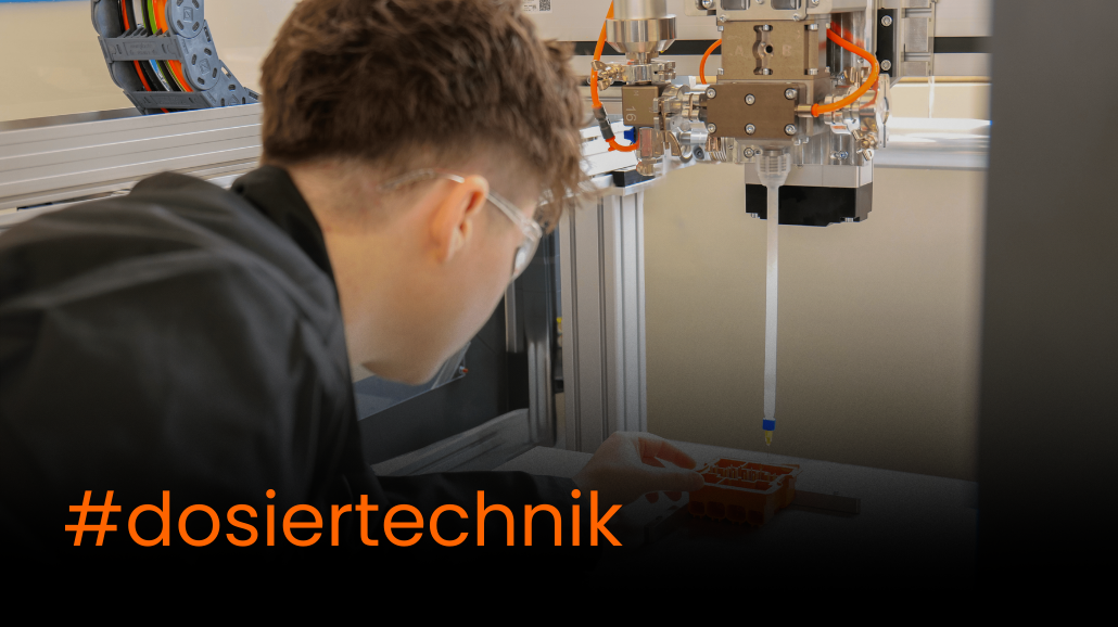 1 Ein Mitarbeiter arbeitet an einer Dosiermaschine. In der linken unteren Ecke steht die Aufschrift #dosiertechnik