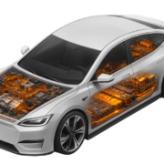 Ein weißes Elektroauto in Seitenansicht, dessen Batterie, Elektromotor und elektrische Leitungen durch eine orangefarbene technische Visualisierung im Fahrzeug sichtbar gemacht sind.